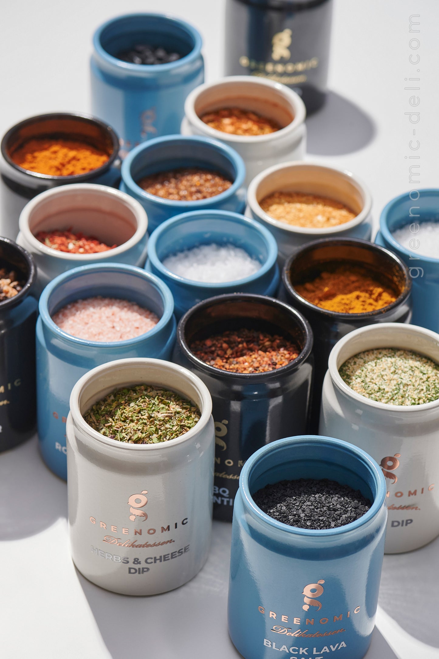 Greenomic Meersalz - verfeinert - Handgeschöpftes Fleur de Sel mit Oregano & Thymian, Zitronenschalen oder Buchenholz geräuchert, 120g Tontopf