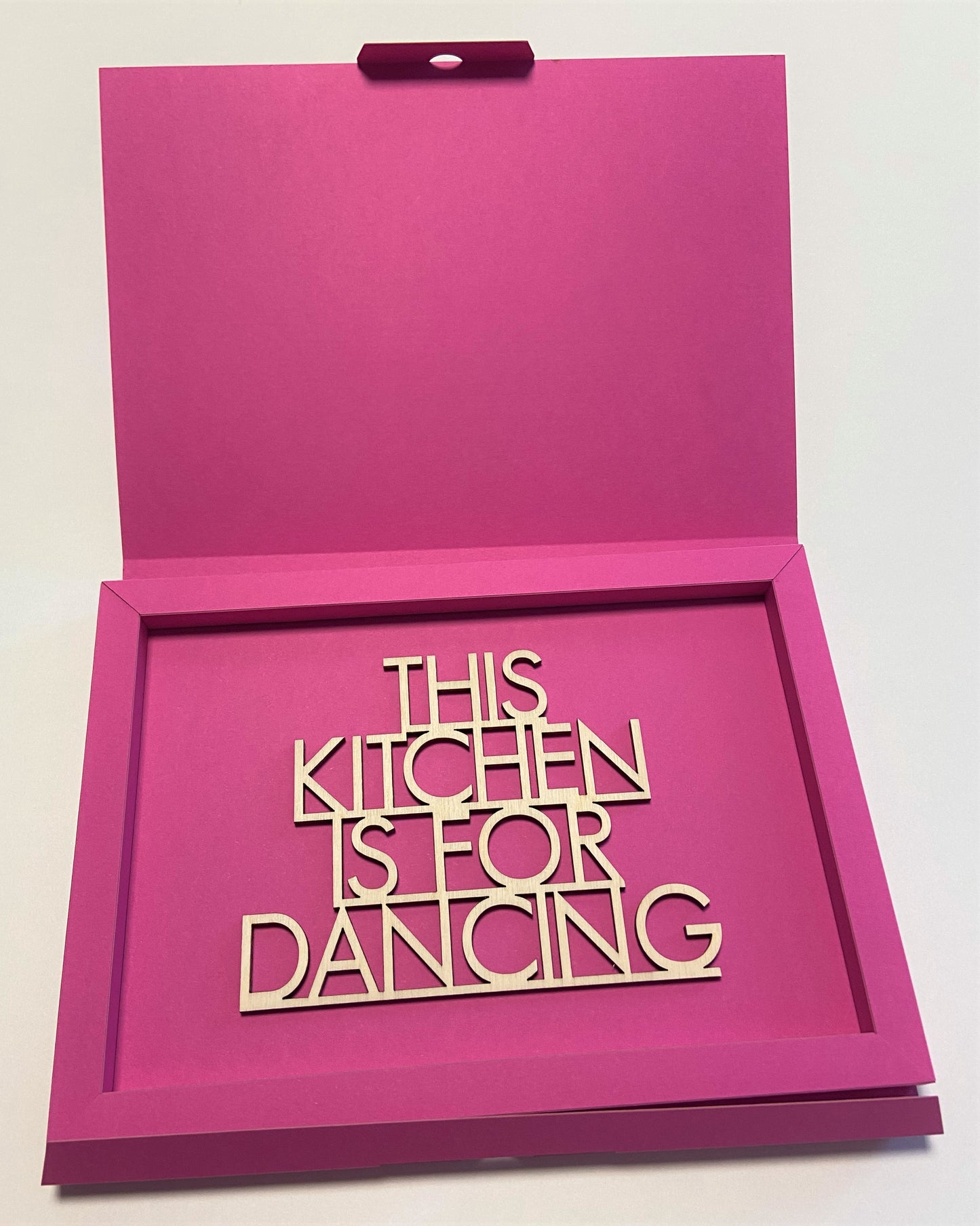 THIS KITCHEN IS FOR DANCING - Holzschrift in hochwertigen Kartonrahmen 21x15