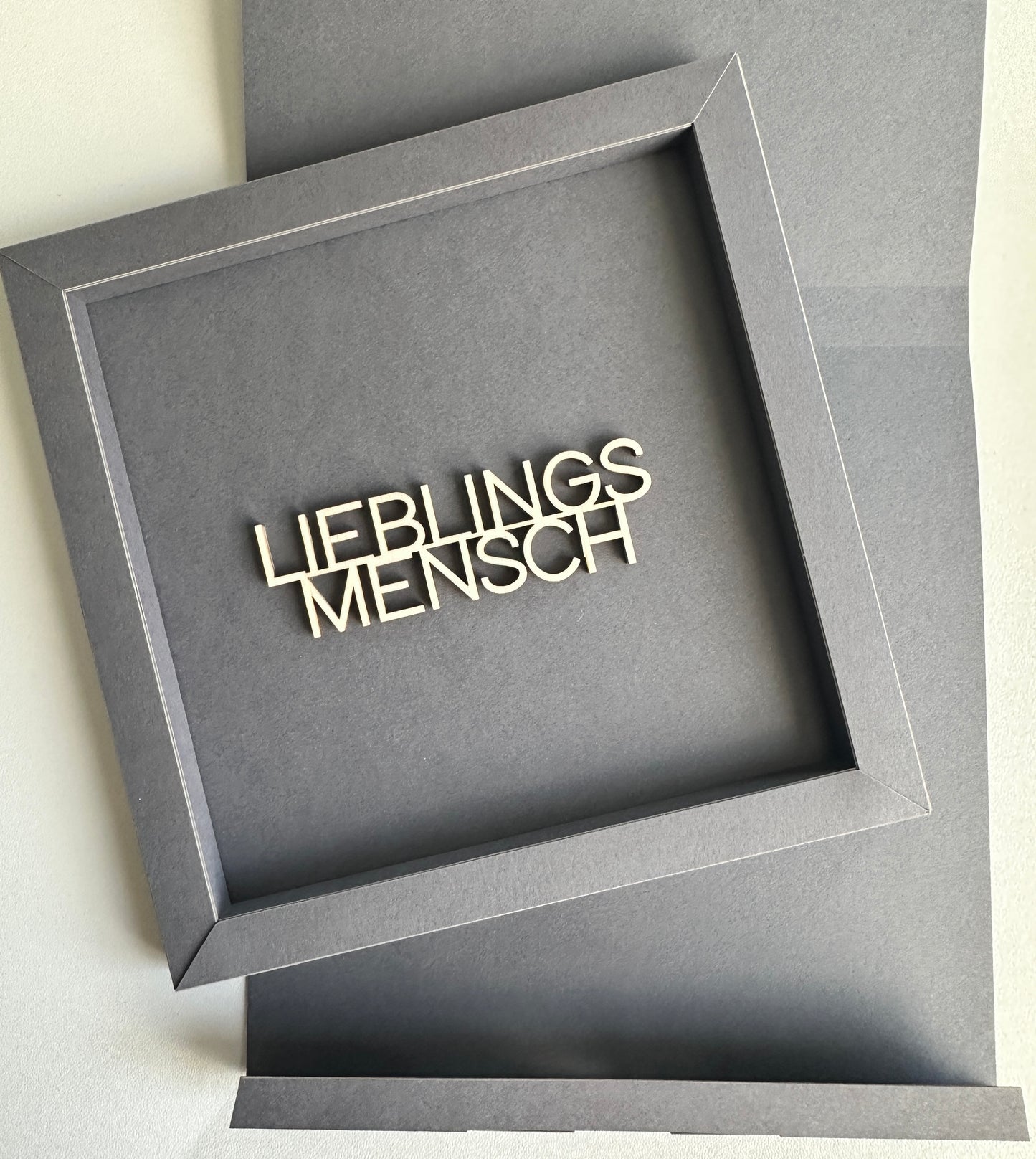 LIEBLINGSMENSCH - Holzschrift in hochwertigen Kartonrahmen dunkelgrau 14cm