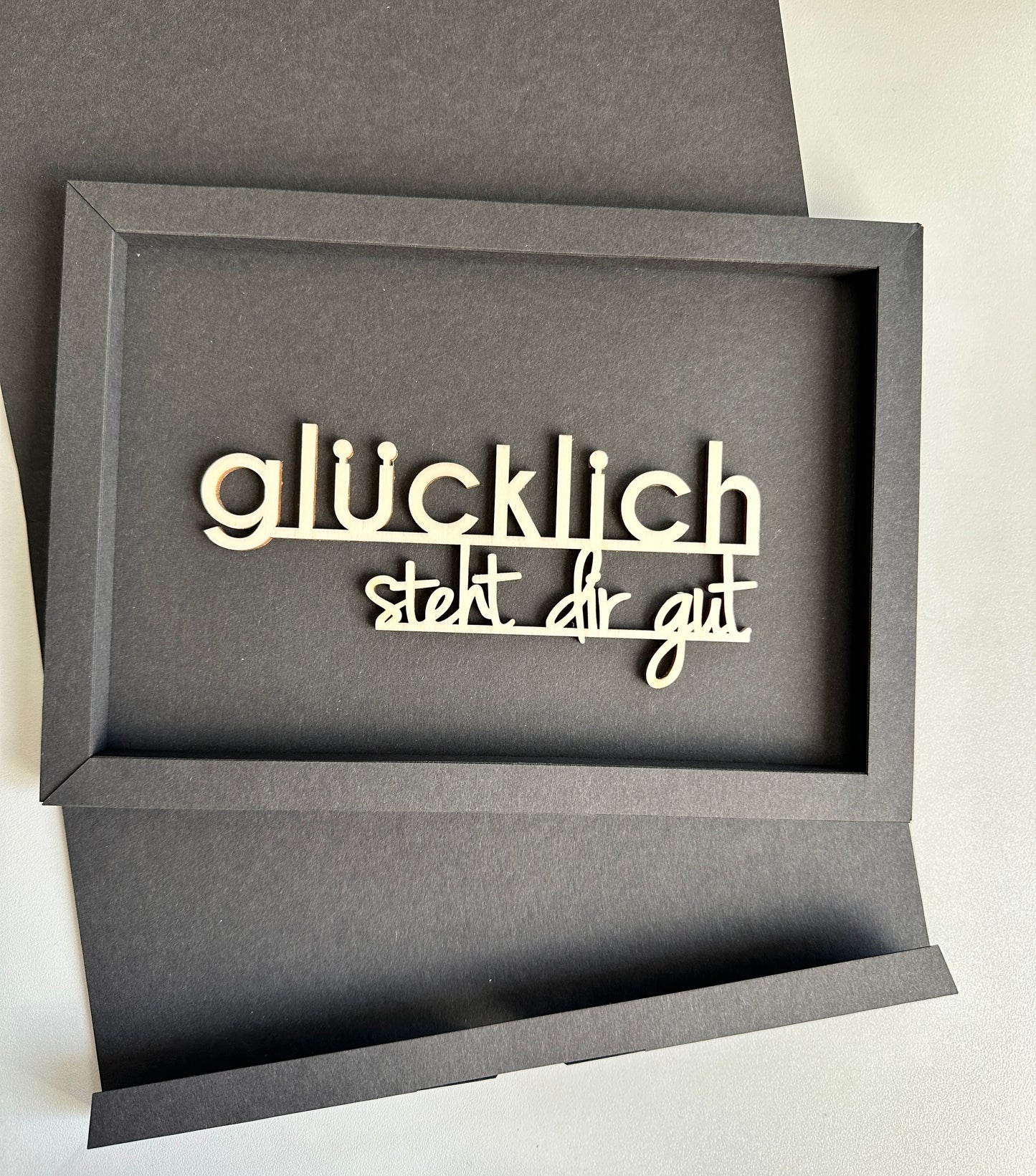 GLÜCKLICH STEHT DIR GUT - Holzschrift in hochwertigen Kartonrahmen 21x15cm